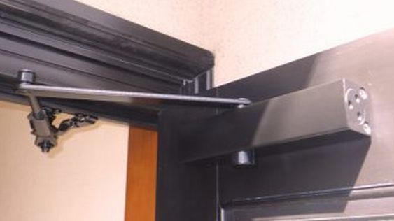 玄関ドアクローザー取替　北九州市八幡東区